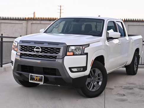 Used 2025 Nissan Frontier SV w/ SV Convenience Package RWD image 3