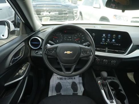 Used 2025 Chevrolet Trax LS w/ LS Convenience Package FWD image 21