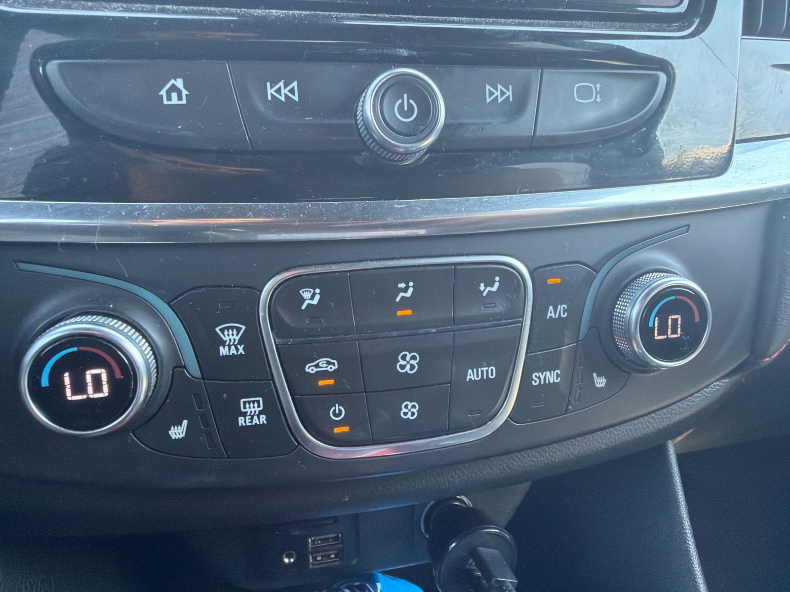 Used 2024 Chevrolet Traverse RS FWD image 24