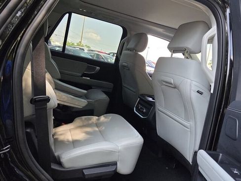 Used 2025 Ford Expedition Platinum w/ Driver's Package AWD/4WD image 16