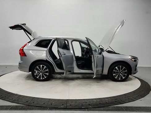 Used 2023 Volvo XC60 B5 Plus image 16