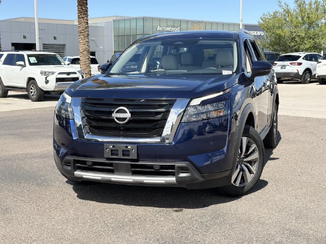 Used 2025 Nissan Pathfinder SL FWD image 3