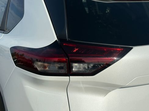 Used 2025 Nissan Rogue SV image 8