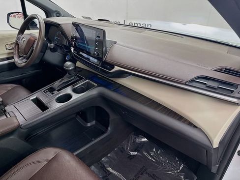 Used 2022 Toyota Sienna Platinum FWD image 32