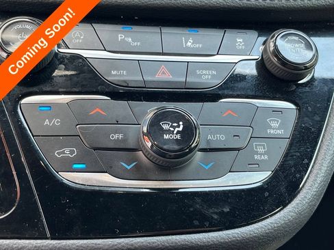 Used 2024 Chrysler Pacifica Touring FWD image 20