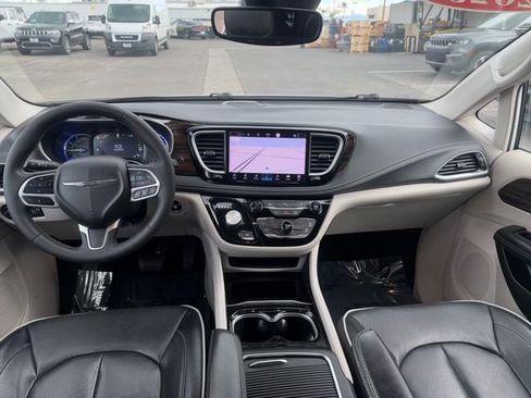 Certified 2023 Chrysler Pacifica Limited image 26