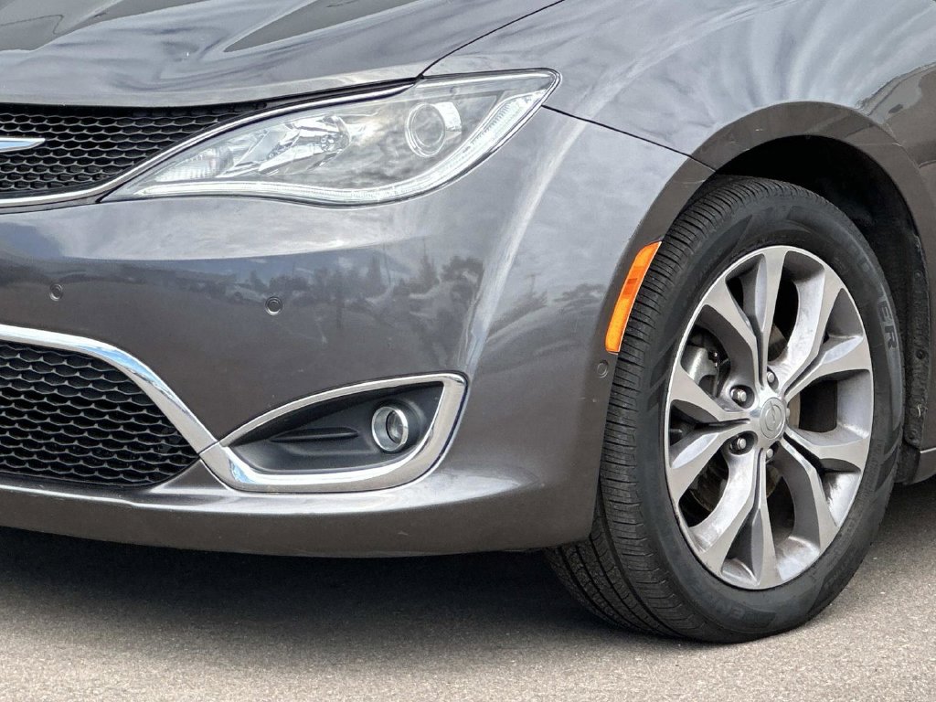 Certified 2020 Chrysler Pacifica Limited w/ Tire & Wheel Group FWD image 10