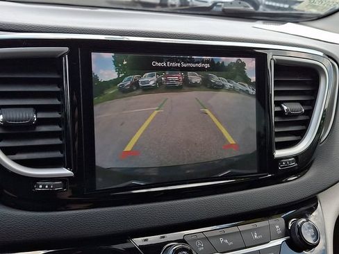 Used 2024 Chrysler Pacifica Touring-L FWD image 32