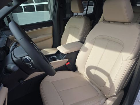 New 2026 Jeep Grand Cherokee Limited w/ Luxury Tech Group II AWD/4WD image 16