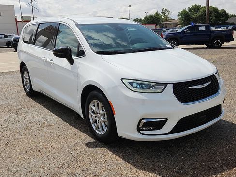 Used 2024 Chrysler Pacifica Touring-L FWD image 4