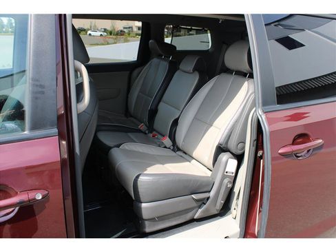 Used 2017 Kia Sedona LX w/ LX Essentials Premium Package FWD image 11