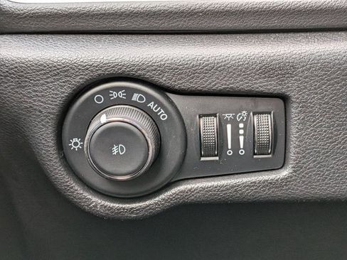 Used 2025 Chrysler Pacifica Select image 16