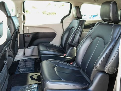 Certified 2024 Chrysler Pacifica Select image 19