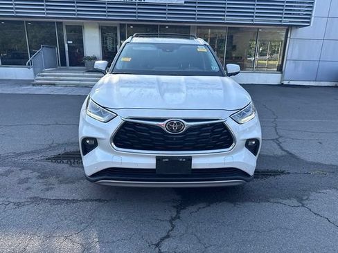 Used 2024 Toyota Highlander Platinum AWD/4WD image 2