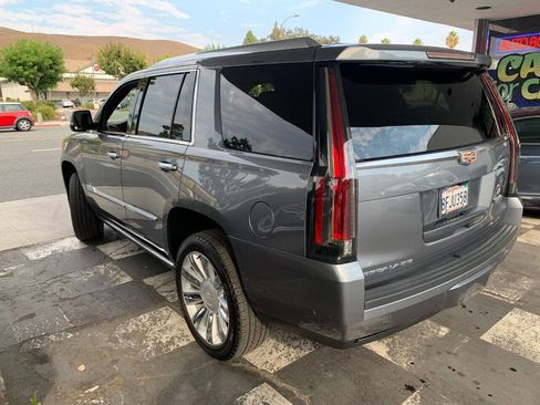 Used 2018 Cadillac Escalade Platinum RWD image 4