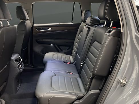 Used 2025 Volkswagen Atlas SEL AWD/4WD image 23