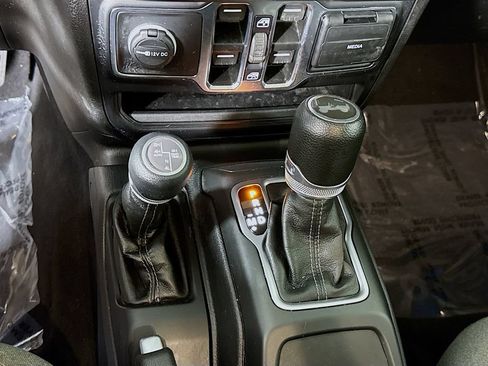 Used 2024 Jeep Wrangler Unlimited w/ Convenience Group AWD/4WD image 8