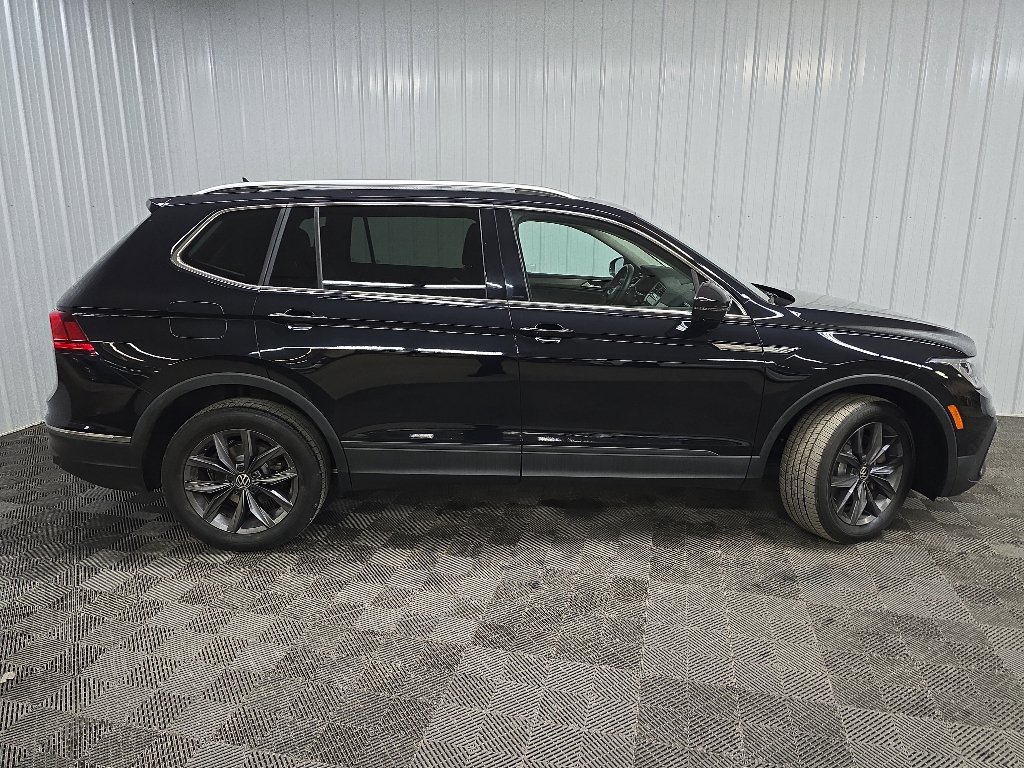 Used 2022 Volkswagen Tiguan SE w/ Panoramic Sunroof Package AWD/4WD image 2