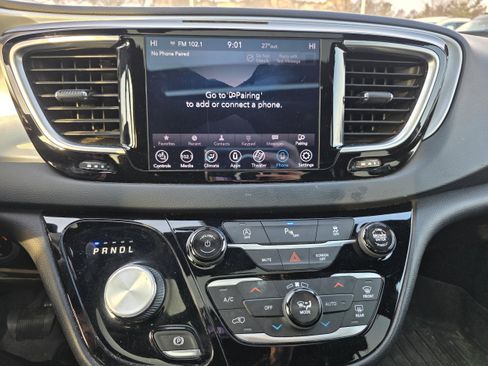 Used 2018 Chrysler Pacifica Touring-L Plus image 12