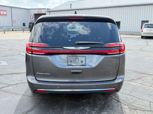 Used 2023 Chrysler Pacifica Touring-L FWD image 6