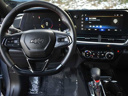 Used 2025 Chevrolet Trax RS w/ Sunroof Package image 14