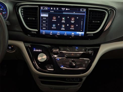 Used 2024 Chrysler Pacifica Touring-L image 12