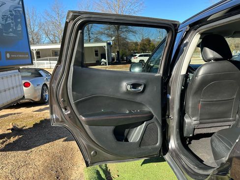 Used 2020 Jeep Compass Trailhawk image 15