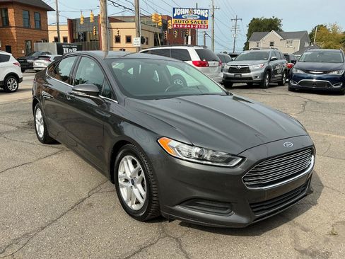 Used 2016 Ford Fusion SE FWD image 2