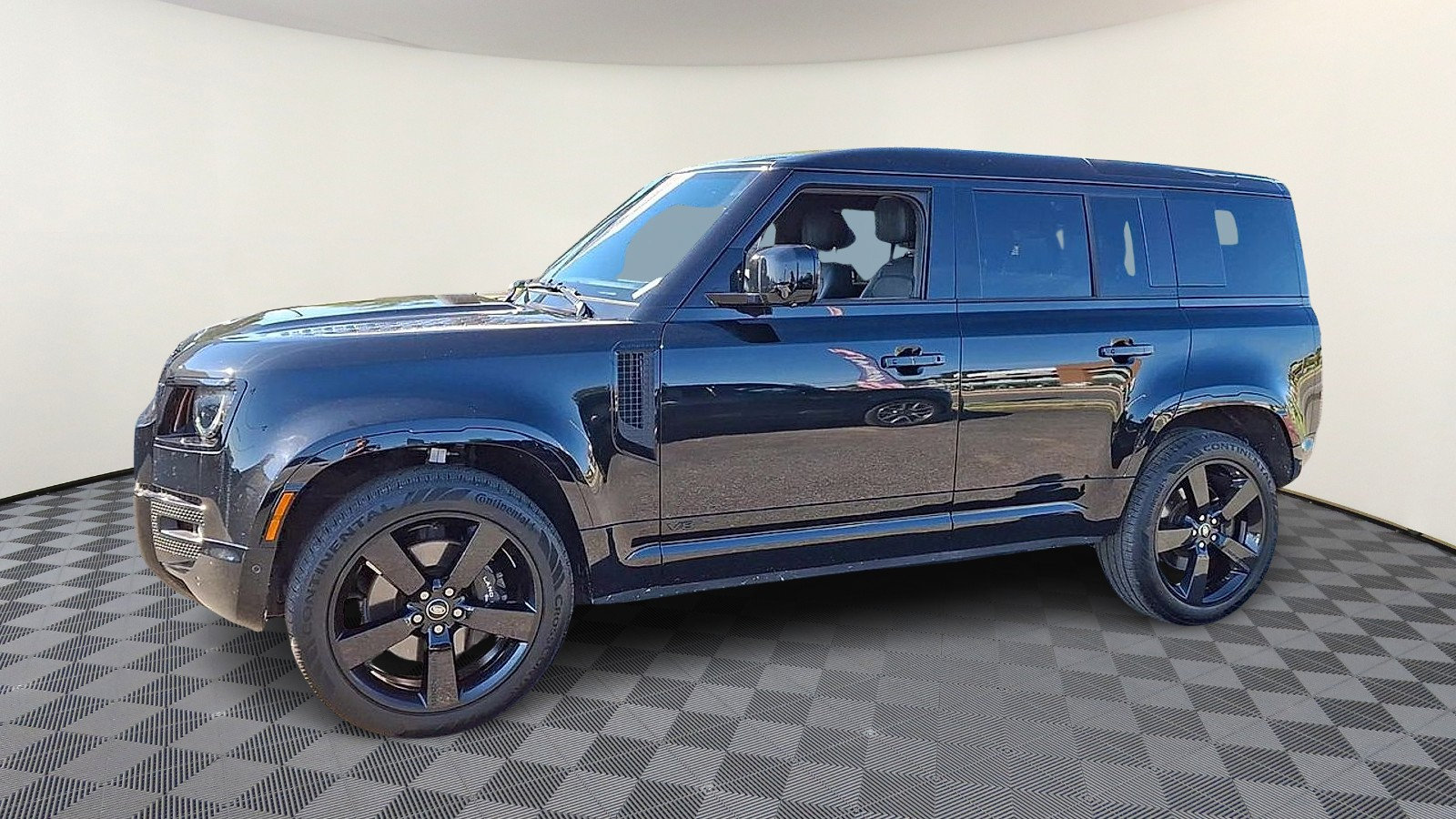 Certified 2025 Land Rover Defender 110 V8 AWD/4WD image 4