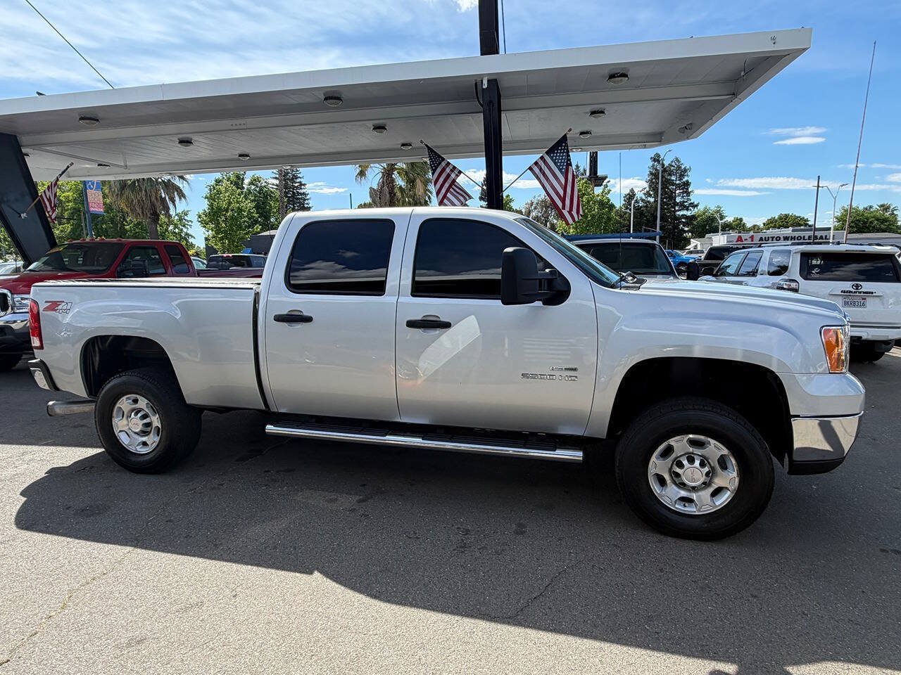 Used 2010 GMC Sierra 2500 SLE w/ Suspension Package, Off-Road AWD/4WD image 9