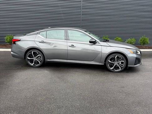 Used 2025 Nissan Altima 2.5 SR FWD image 3
