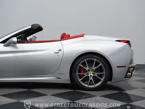 Used 2010 Ferrari California RWD image 24