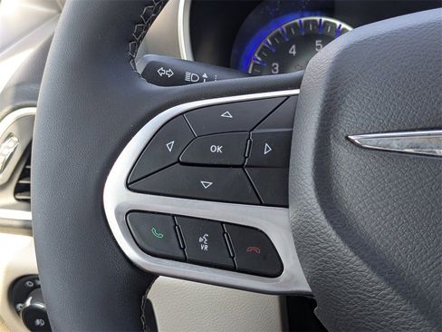 Used 2022 Chrysler Pacifica Touring-L image 31