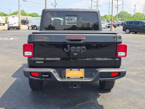 Used 2023 Jeep Gladiator Sport AWD/4WD image 15