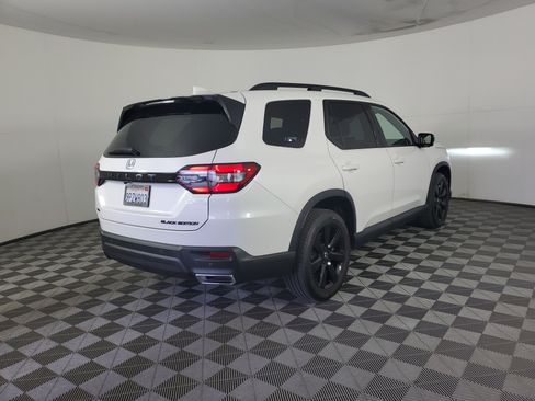 Certified 2025 Honda Pilot Black Edition image 4
