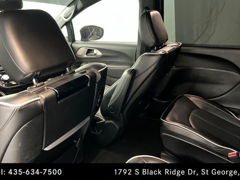 Used 2023 Chrysler Pacifica Limited w/ Uconnect Theater Family Group FWD image 18