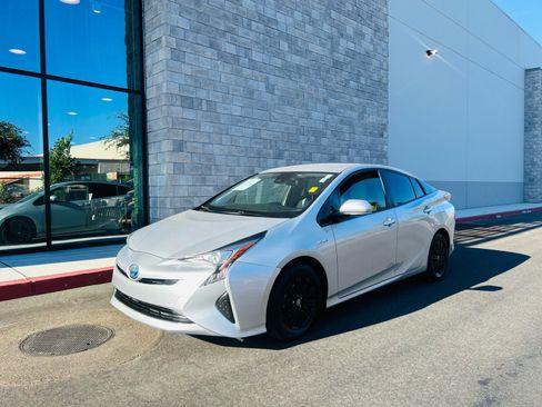 Used 2017 Toyota Prius Two w/ Preferred Accessory Package FWD image 3