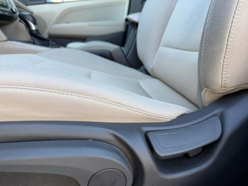 Used 2017 Hyundai Elantra SE image 14