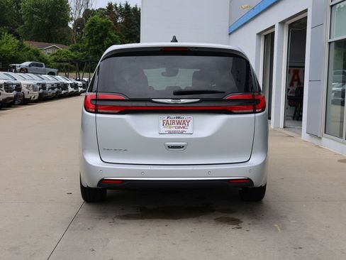 Used 2024 Chrysler Pacifica Touring-L FWD image 9
