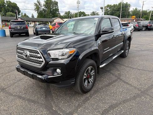 Used 2017 Toyota Tacoma TRD Sport AWD/4WD image 3