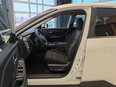 Used 2024 Nissan Rogue SV AWD/4WD image 13