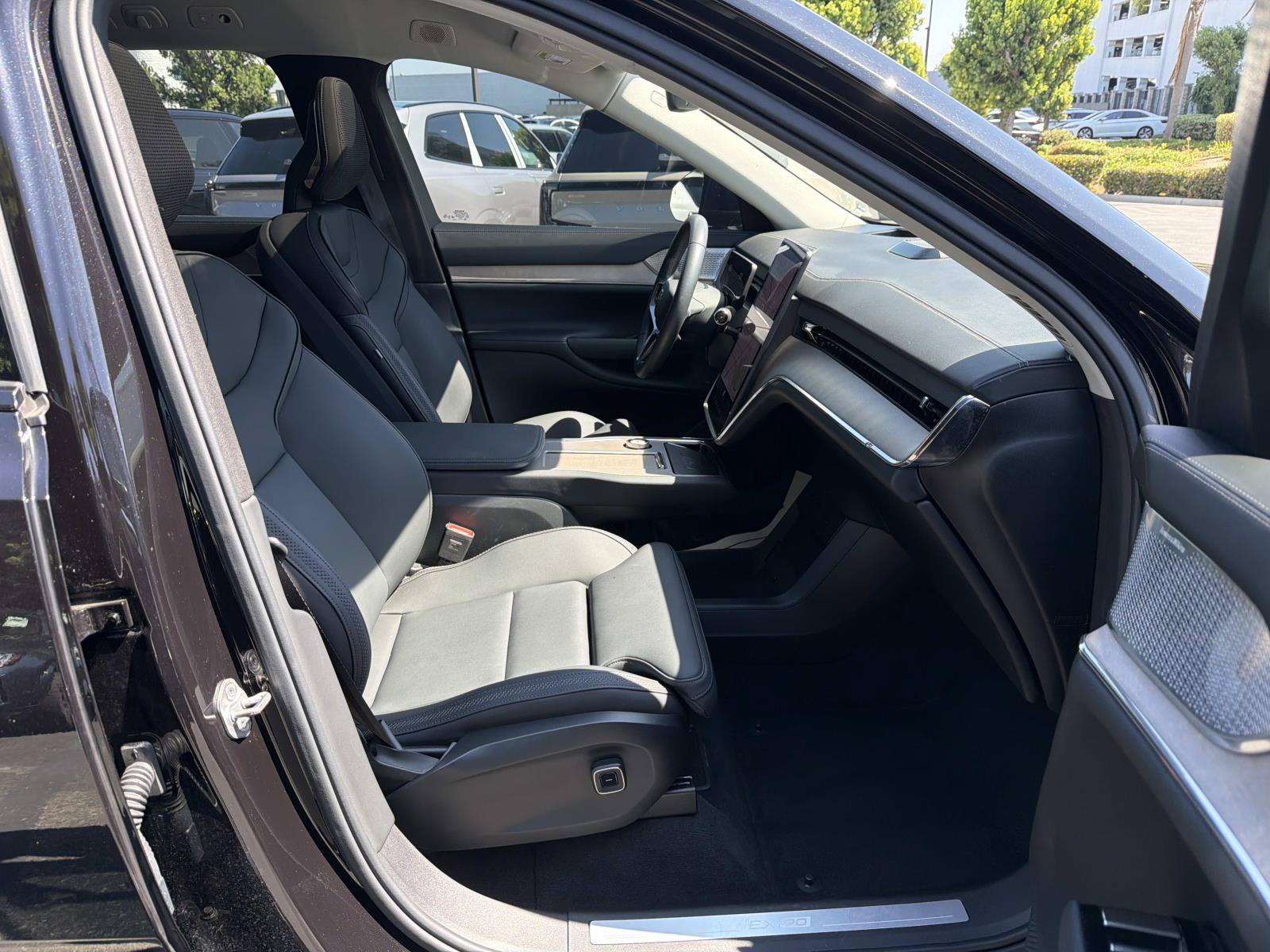 Certified 2025 Volvo EX90 Ultra AWD/4WD image 26
