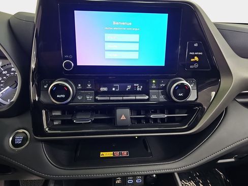 Used 2025 Toyota Highlander XLE AWD/4WD image 23
