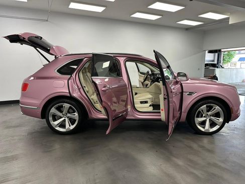 Used 2018 Bentley Bentayga image 24