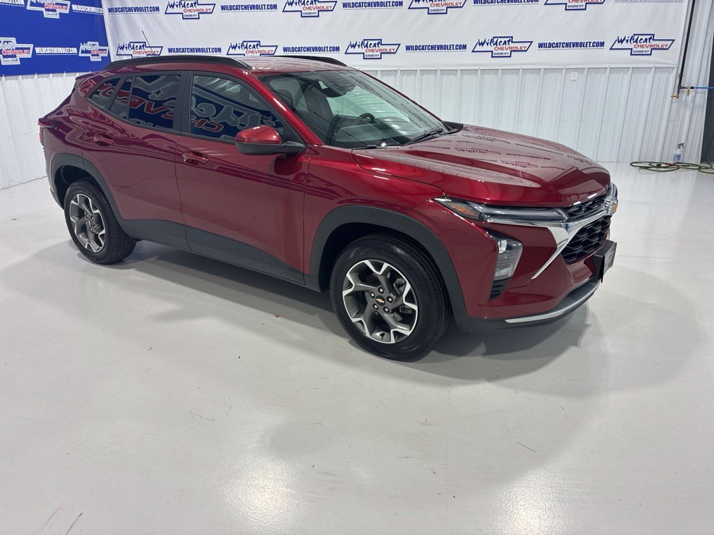 Used 2025 Chevrolet Trax LT FWD image 7