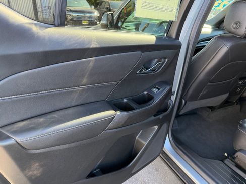 Used 2023 Chevrolet Traverse LT image 19