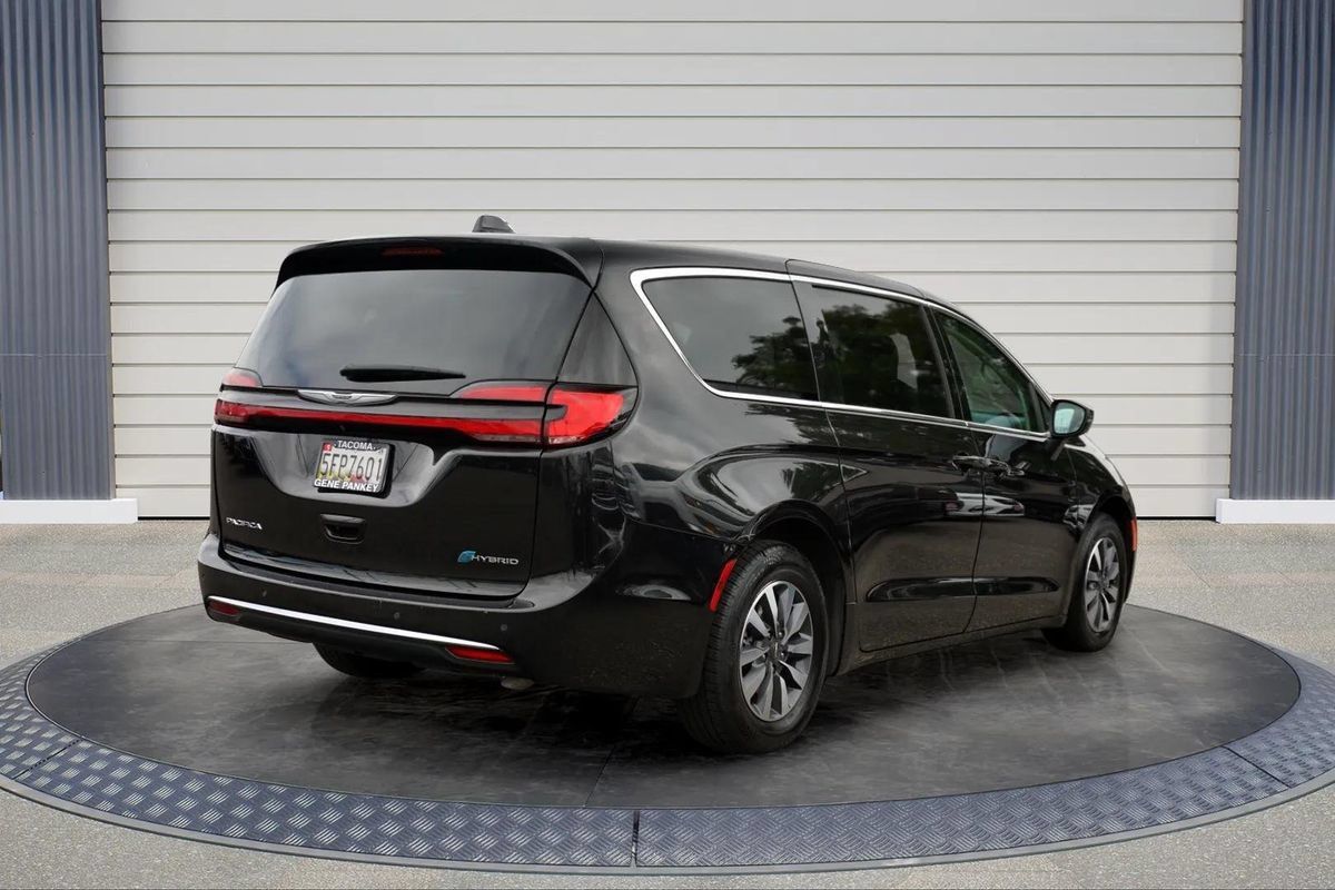 Used 2023 Chrysler Pacifica Touring-L FWD image 7