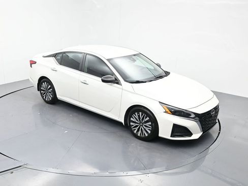 Used 2024 Nissan Altima 2.5 SV FWD image 17