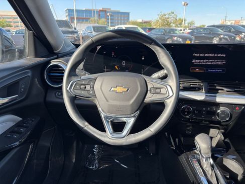Used 2025 Chevrolet Trax LT w/ LT Convenience Package FWD image 33