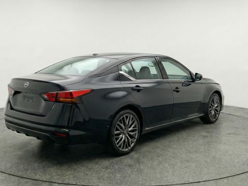 Used 2025 Nissan Altima 2.5 SV FWD image 9